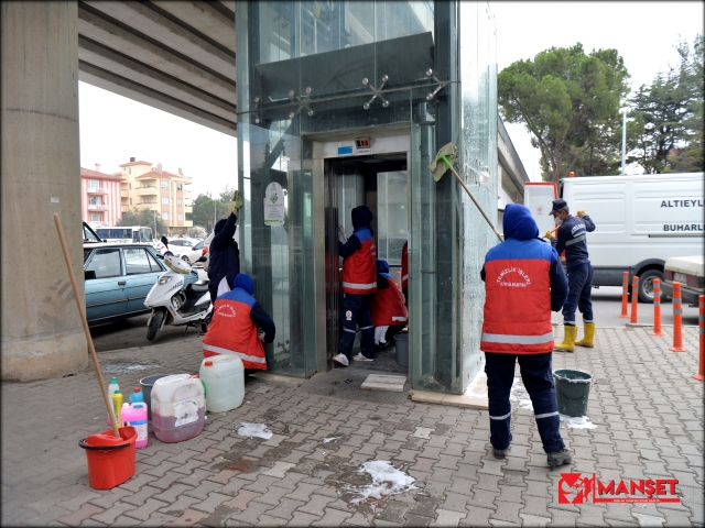 Altıeylül’de umuma açık alanlar dezenfekte ediliyor