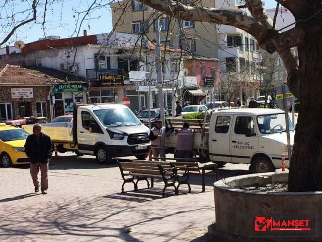 GÖMEÇ İLÇESİNDE MEYDANDAKİ BANKLAR KALDIRILDI