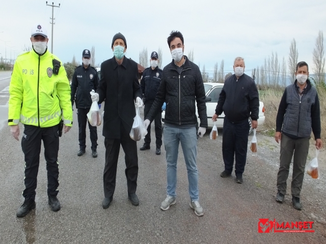 Balıkesir’de arıcılardan görev yapan polislere ballı destek