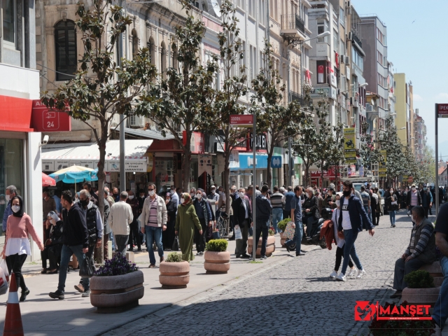 Sokağa çıkma kısıtlaması sona erdi vatandaş kendini dışarıya attı