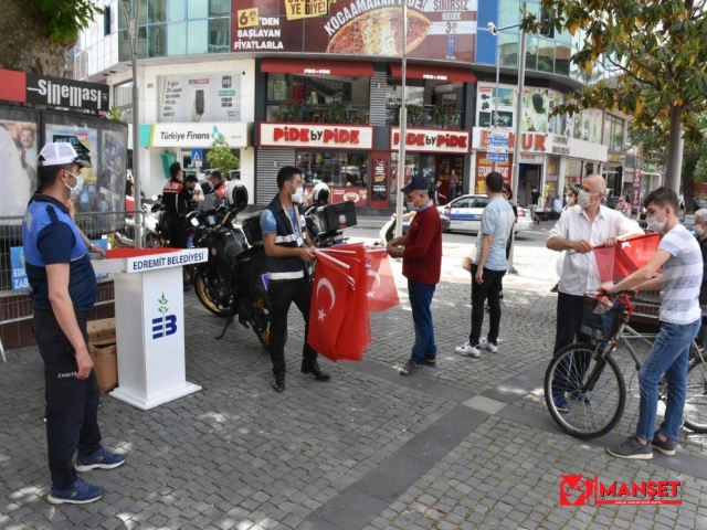 Edremit Belediyesi 10 bin bayrak dağıttı