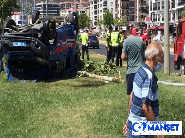 Balıkesir'de otomobil ile çarpışan jandarma minibüsü takla attı, 3 jandarma yaralandı