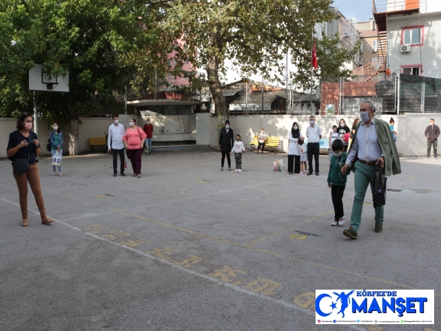 Okulla tanışan minik öğrenciler koşa koşa sınıflarına girdi