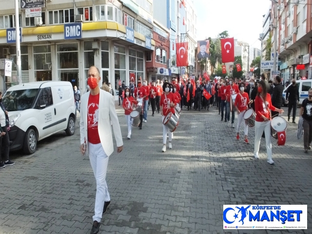 Burhaniye'de Cumhuriyet Bayramı'na öğretmen veli bandosu damgasını vurdu