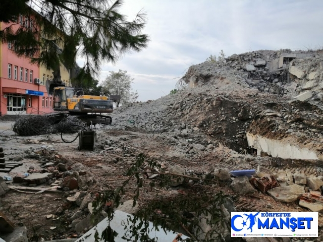 Erdek'te eski öğretmenevi yıkılıyor