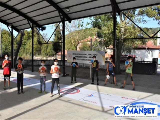 Köyde çocuklar curling oynadı