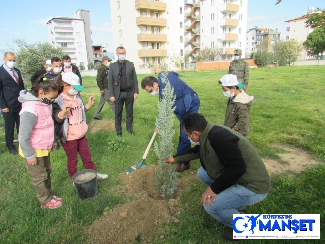 Burhaniye’de öğrenciler ağaç dikti