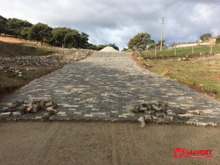 PELİTKÖY MEZARLIK YOLU ÇAMUR VE TOZDAN KURTULUYOR