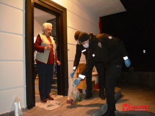 Ayvalık’ta Öznur Teyze’nin yardımına gece bekçileri koştu