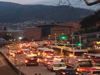 Bu fotoğraflar Bursa'da çekildi...Güneşi gören aracıyla sokağa çıktı