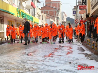 Edremit’te cadde ve sokaklar koronavirüse karşı köpükle yıkandı