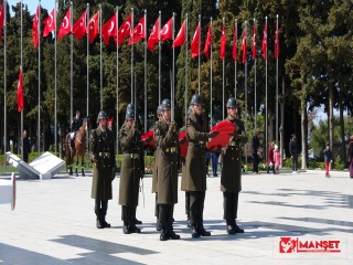 Şehitler Abidesi’nde sade tören