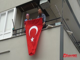 BURHANİYE BELEDİYESİ BAYRAK VE MASKE DAĞITARAK BAYRAMI EVLERDE YASATACAK