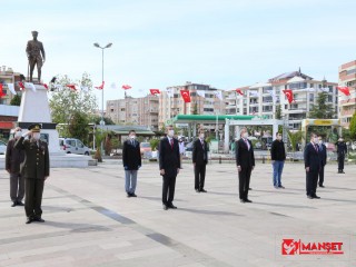 EDREMİT'TE TBMM'NİN AÇILIŞININ 100. YIL DÖNÜMÜ VE 23 NİSAN ULUSAL EGEMENLİK VE ÇOCUK BAYRAMI ÇELENK SUNMA TÖRENİ GERÇEKLEŞTİRİLDİ