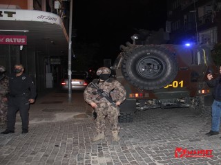 Eşiyle birlikte iki çocuğunu ve komşularını silahla rehine alan şahıs polis merkezine götürüldü