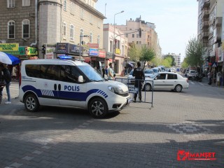 İnsan yoğunluğu artınca ilçe merkezi araç girişlerine kapatıldı