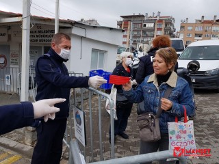 SEMT PAZARINDA AYVALIK BELEDİYESİ MASKESİ OLMAYANLARA MASKE DAĞITTI