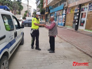 Burhaniye’de polis maske dağıttı