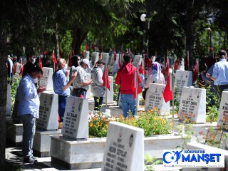 Şehit aileleri bayramın ilk gününde şehitlikleri ziyaret etti