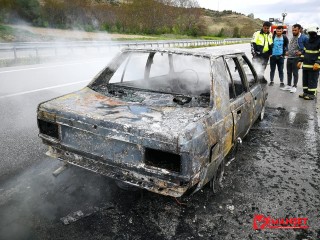 Seyir halinde yanan otomobil hurdaya döndü