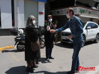 Vali Ersin Yazıcı’dan 65 yaş üstü annelere çiçek