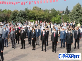 30 Ağustos zaferi çelenk sunma töreniyle kutlandı