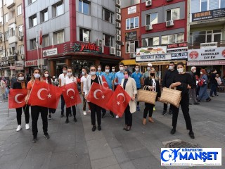 Balıkesir'de vatandaşlara 27 bin bayrak dağıtıldı