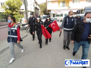 Bigadiç'te polis bayrak dağıttı