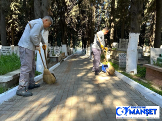 EDREMİT BELEDİYESİ'NDEN ŞEHİTLİK VE MEZARLIKTA TEMİZLİK ÇALIŞMASI